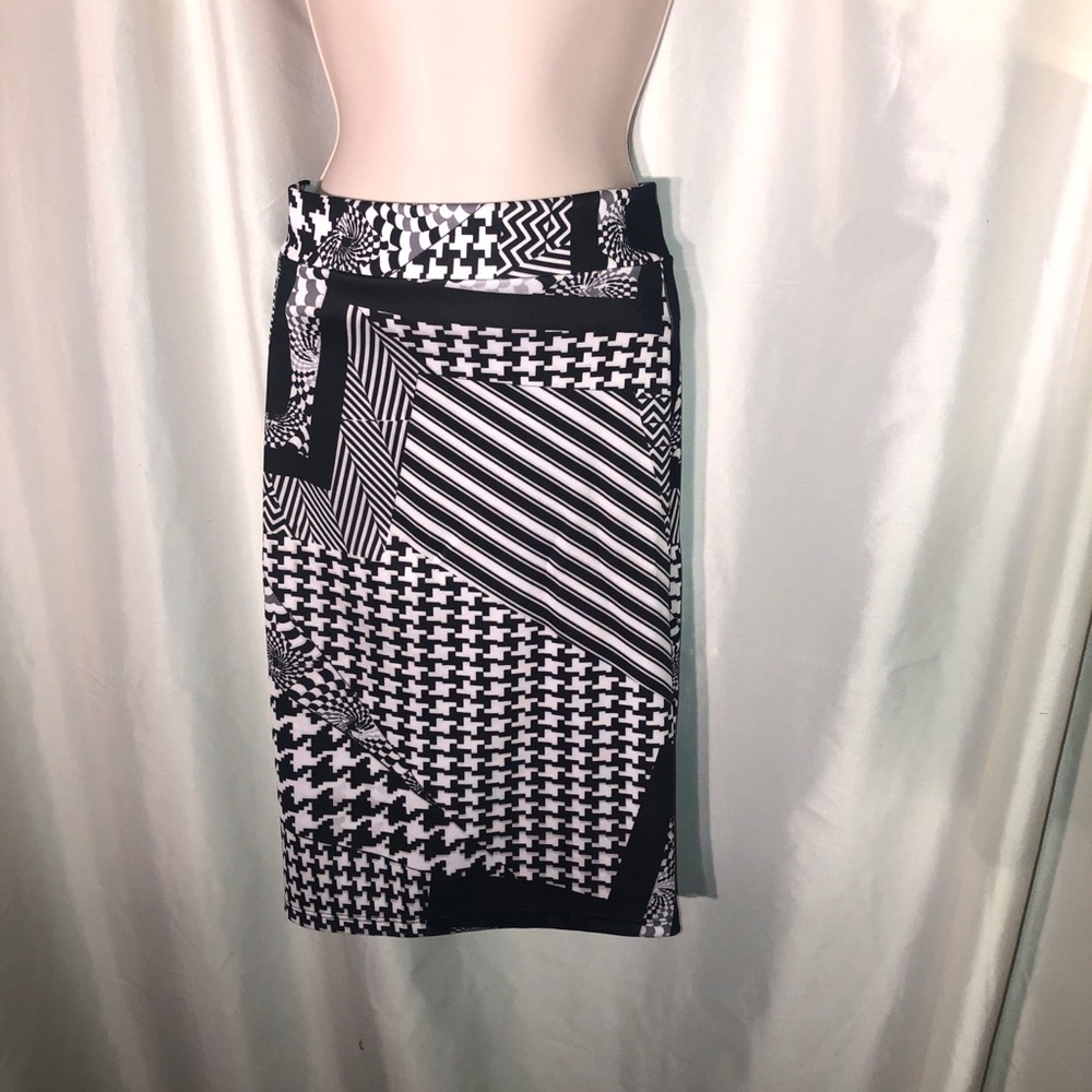 Black and white geometric print stretchy knit pencil skirt